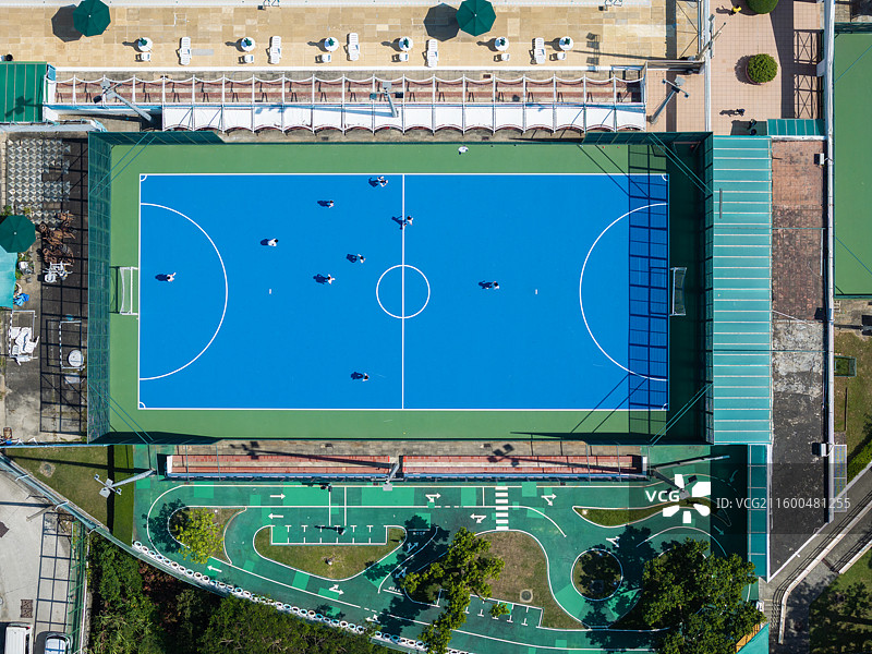 中国澳门路环岛，黑沙公园和黑沙海滩休息区，俯拍的现代化五人足球场图片素材