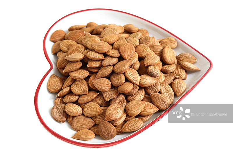 一盘子健康营养美食坚果杏仁特写的白底图图片素材