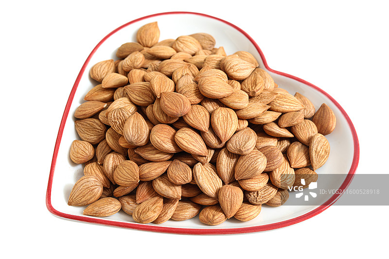 一盘子健康营养美食坚果杏仁特写的白底图图片素材