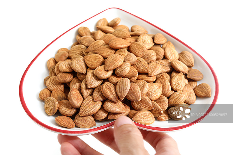 一盘子健康营养美食坚果杏仁特写的白底图图片素材