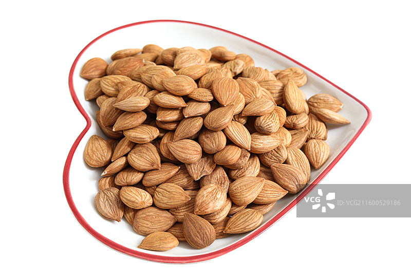 一盘子健康营养美食坚果杏仁特写的白底图图片素材