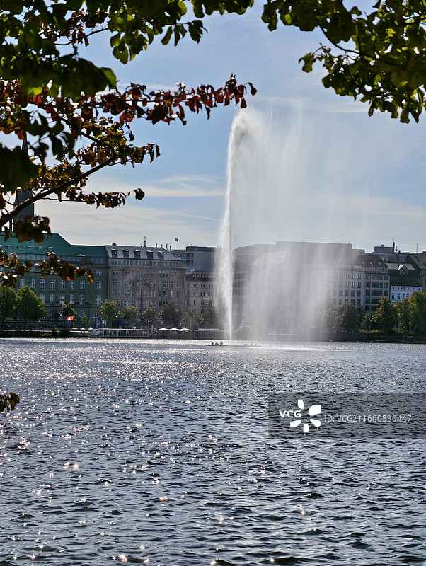 德国汉堡阿尔斯特湖上喷泉图片素材