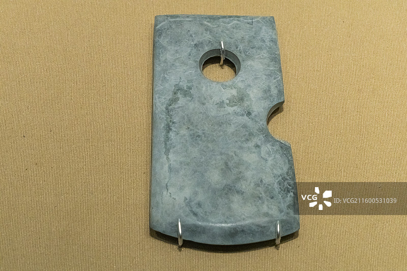 湖北省博物馆石钺油子岭文化时期宜城顾家坡70号墓出土图片素材