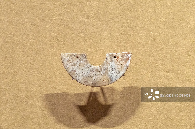 湖北省博物馆玉璜薛家岗文化时期武穴尺山83号墓出土图片素材