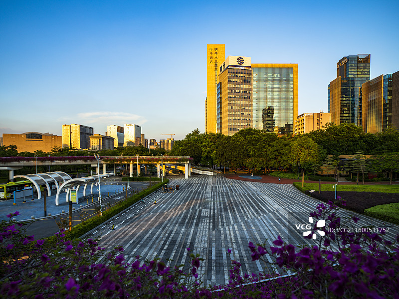 东省佛山市顺德高新区城区景致，蓝天之下，绿草繁花相伴现代建筑，尽显都市活力与宜居氛围。图片素材