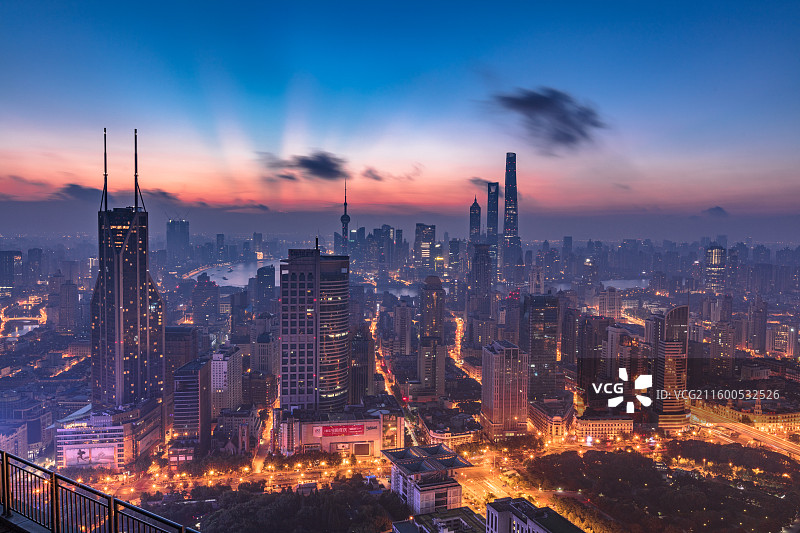 上海静安区延安高架夜景与陆家嘴天际线航拍图片素材