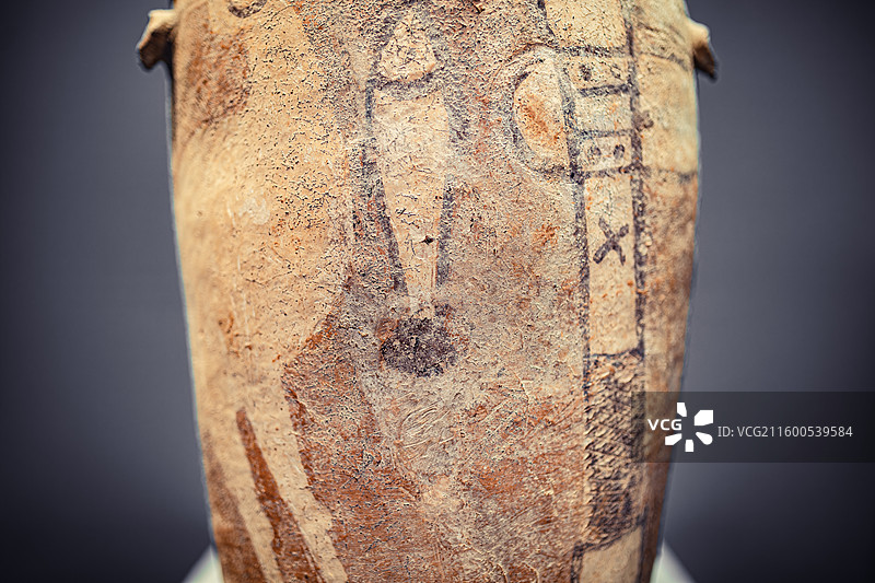 中国国家博物馆藏河南汝州阎村遗址出土新石器时代仰韶文化鹳鱼石斧图彩陶缸图片素材