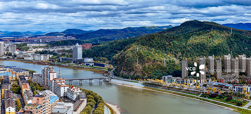 通化市 东昌区 浑江 南山 滨江公园 江沿路图片素材