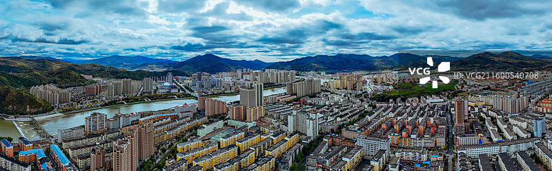 通化市 东昌区 浑江 南山 滨江公园 江沿路图片素材