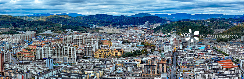 通化市 东昌区 浑江 南山 滨江公园 江沿路图片素材