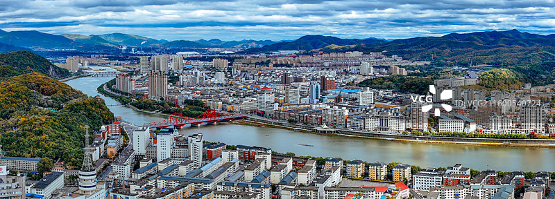 通化市 东昌区 浑江 南山 滨江公园 江沿路图片素材