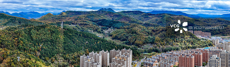 通化市 东昌区 浑江 南山 滨江公园 江沿路图片素材