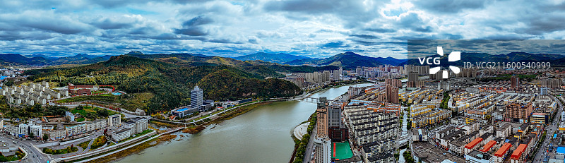 通化市 东昌区 浑江 南山 滨江公园 江沿路图片素材