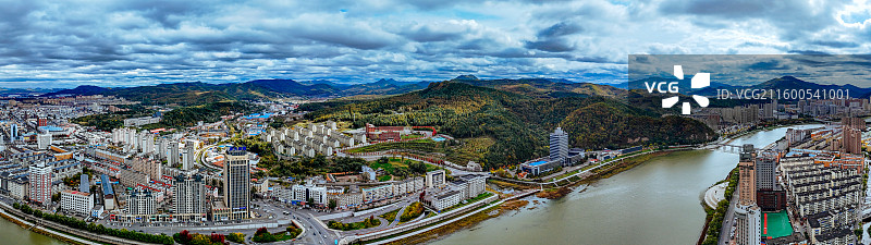 通化市 东昌区 浑江 南山 滨江公园 江沿路图片素材
