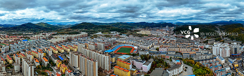 通化市 东昌区 浑江 南山 滨江公园 江沿路图片素材