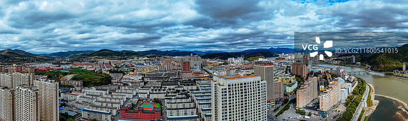 通化市 东昌区 浑江 南山 滨江公园 江沿路图片素材