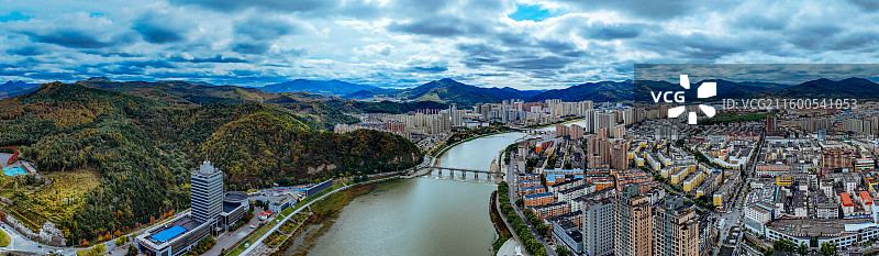 通化市 东昌区 浑江 南山 滨江公园 江沿路图片素材