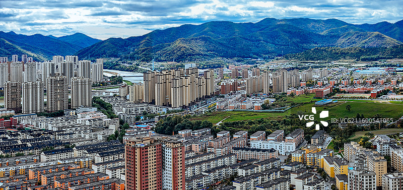 通化市 东昌区 浑江 南山 滨江公园 江沿路图片素材