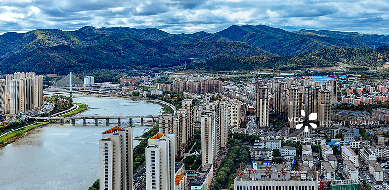 通化市 东昌区 浑江 南山 滨江公园 江沿路图片素材