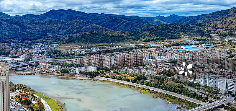 通化市 东昌区 浑江 南山 滨江公园 江沿路图片素材