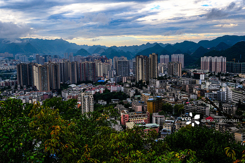 中国贵州六盘水城市风光，云贵高原东部乌蒙山区大山里的城市中国凉都六盘水，喀斯特峰林，六盘水梅花远眺图片素材