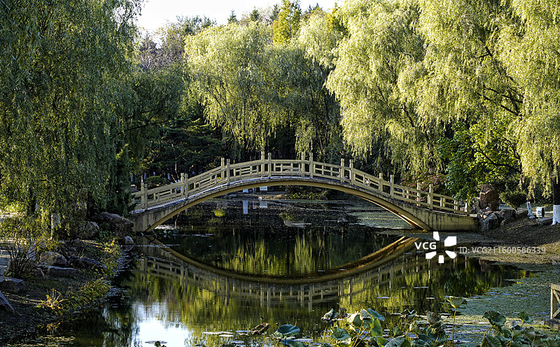 丹东抗美援朝纪念馆前恬静的小湖图片素材