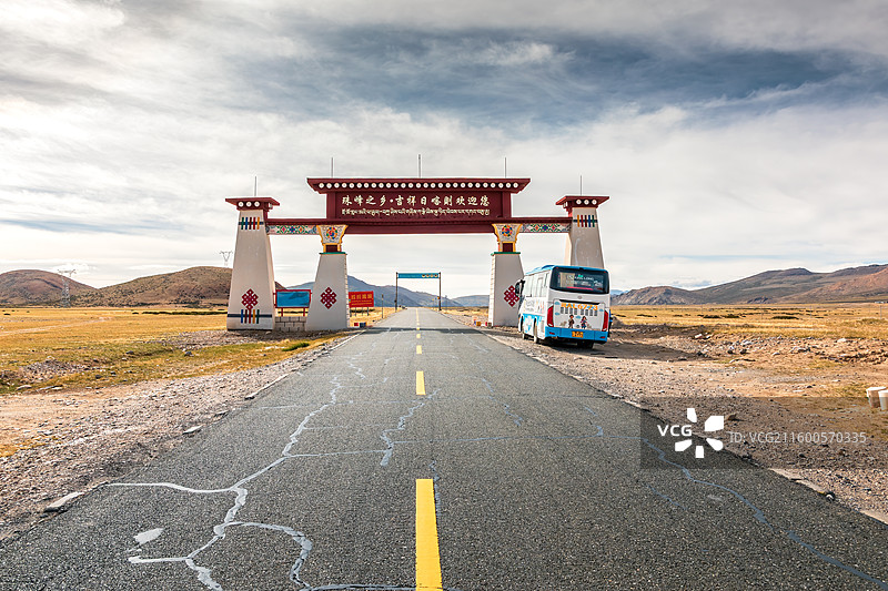 西藏公路-进入日喀则公路图片素材