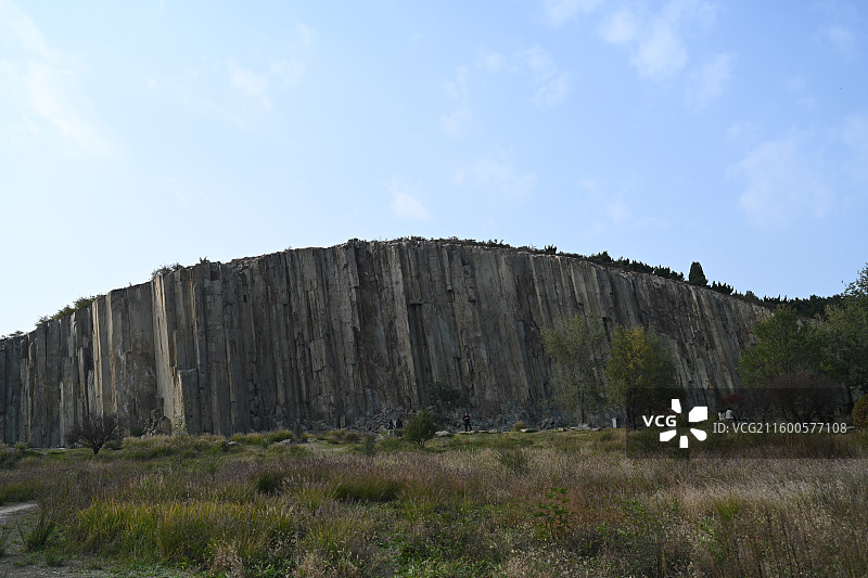 青岛市即墨区马山国家森林公园里的柱状节理石林图片素材