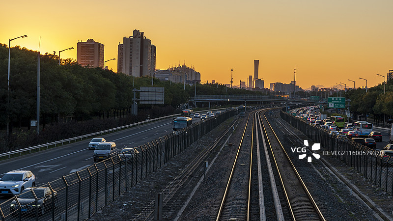 夕阳下行驶中的北京地铁1号线与中国尊同框图片素材