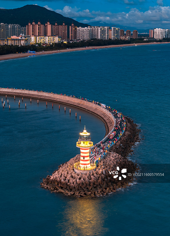 中国海南陵水清水湾自由灯塔夜景航拍图图片素材