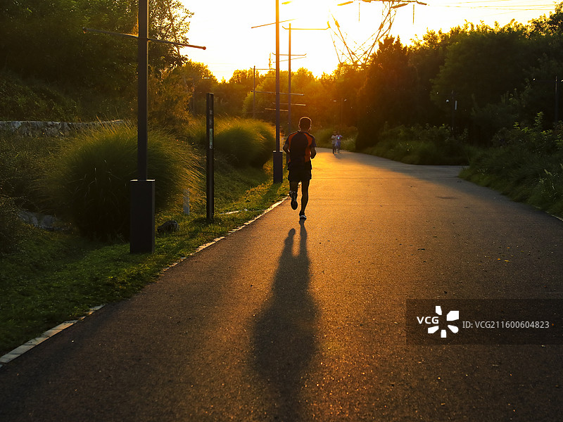 在夕阳下奔跑图片素材