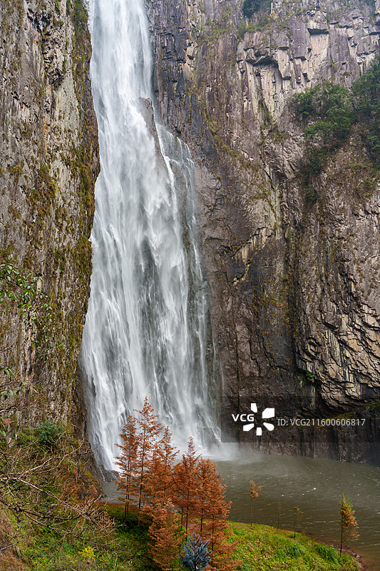 浙江省温州市文成县，从高山上倾泻而下的百丈漈瀑布图片素材