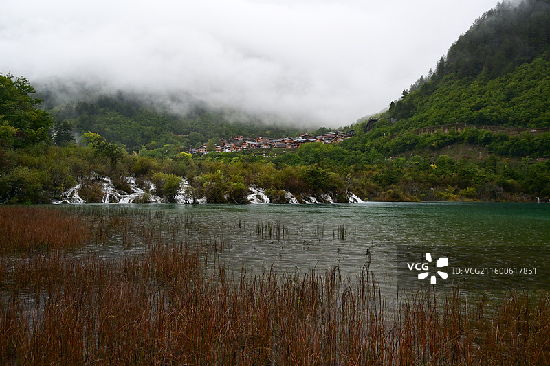 云雾缭绕的树正寨与火花海图片素材