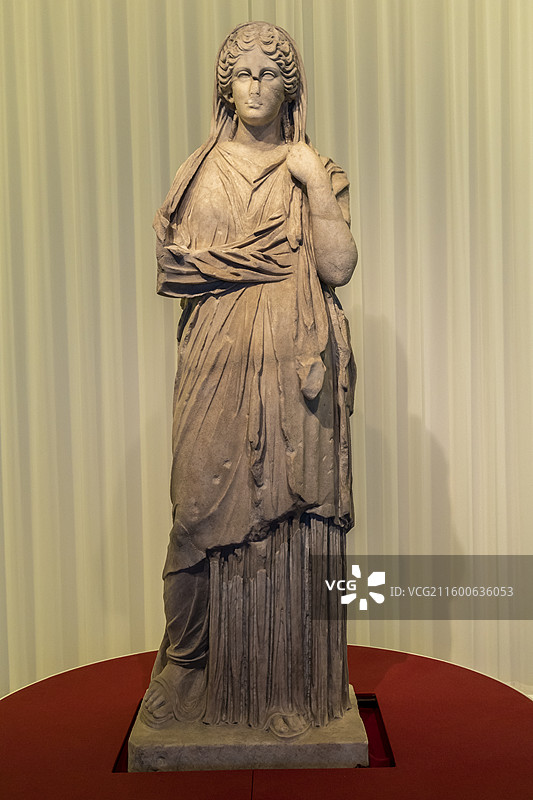 辽宁省博物馆“古罗马时期女性主题文物展”：戴头纱的贵妇人雕像（卡比托利欧博物馆—蒙特马尔蒂尼中心藏）图片素材