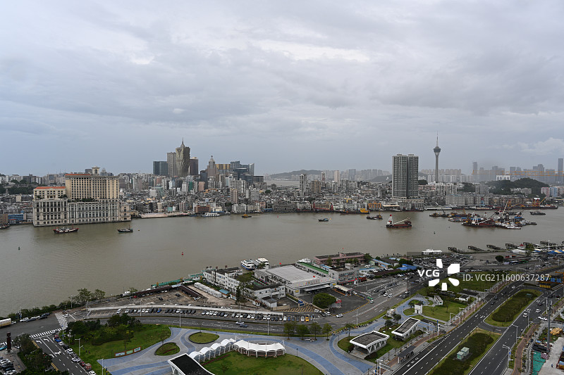 阴天下的珠海湾仔旅游码头及澳门全景图片素材