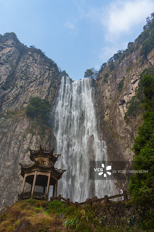 浙江省温州市文成县百丈漈和瀑布下的观瀑亭图片素材