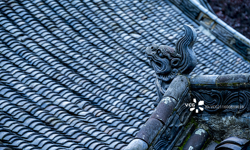 河南桐柏县革命纪念馆/叶家大庄的建筑风貌：雨雾中的飞檐图片素材