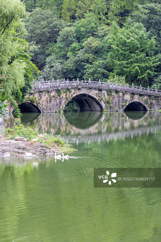武当山龙泉观景区九渡涧上的明代石拱桥 天津桥（剑河桥）图片素材