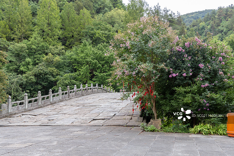 武当山龙泉观景区九渡涧上的明代石拱桥 天津桥（剑河桥）桥面图片素材