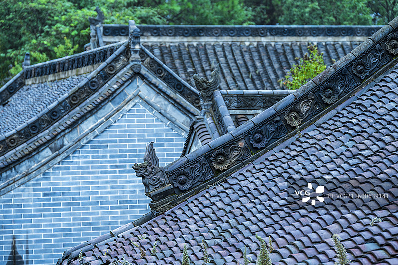 河南桐柏县革命纪念馆/叶家大庄的建筑风貌：雨雾中的飞檐图片素材