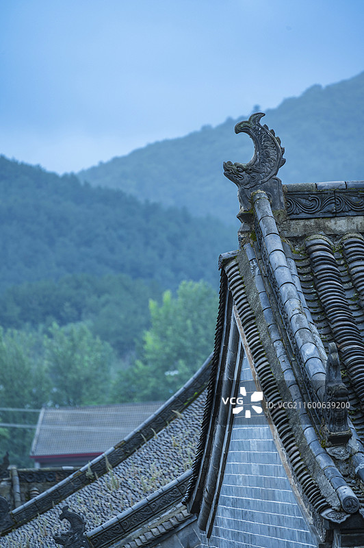 河南桐柏县革命纪念馆/叶家大庄的建筑风貌：雨雾中的飞檐图片素材