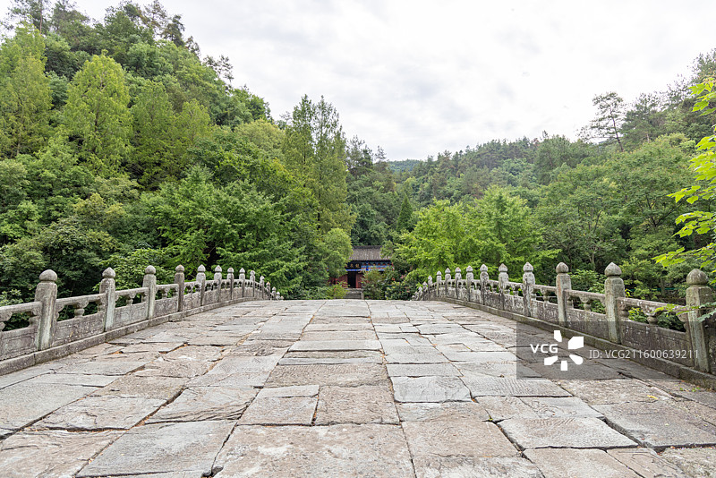 武当山龙泉观景区九渡涧上的明代石拱桥 天津桥（剑河桥）桥面图片素材