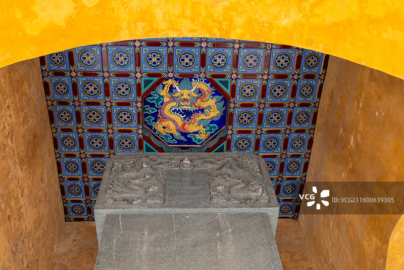 武当山展旗峰下的明代道教宫观 紫霄宫左侧御碑亭建筑天花板藻井图片素材