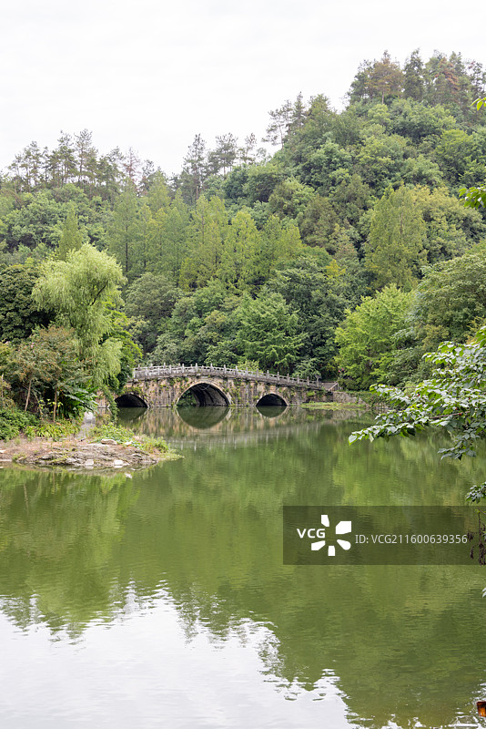 武当山龙泉观景区九渡涧上的明代石拱桥 天津桥（剑河桥）图片素材