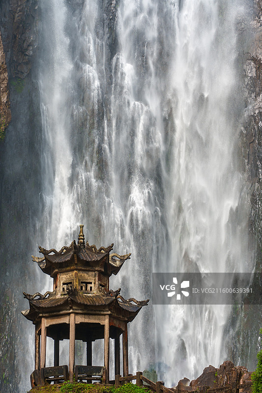 浙江省温州市文成县境内的百丈漈前的观瀑亭特写图片素材