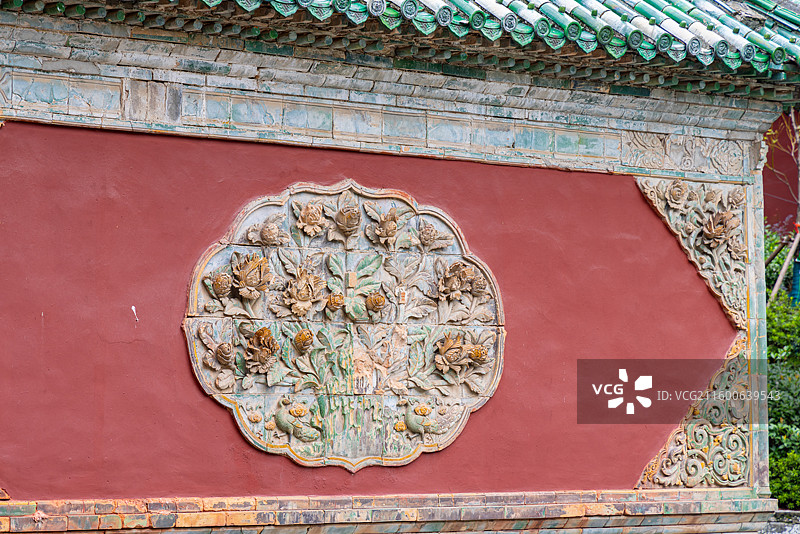 武当山展旗峰下的明代道教宫观 紫霄宫红墙上的琉璃装饰图片素材