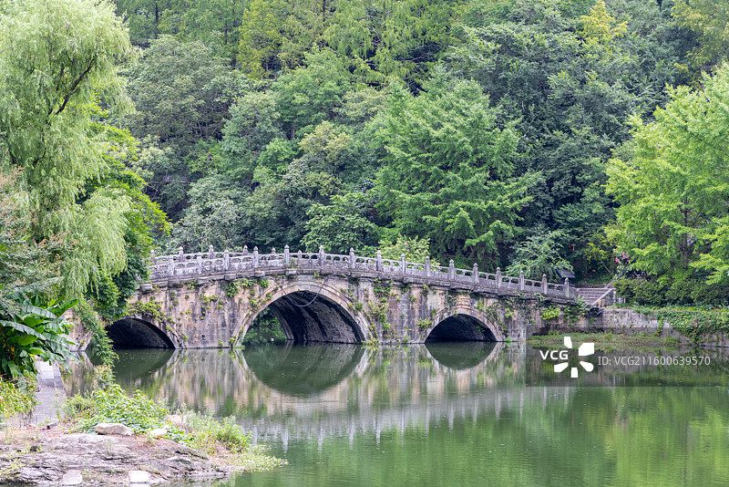 武当山龙泉观景区九渡涧上的明代石拱桥 天津桥（剑河桥）图片素材