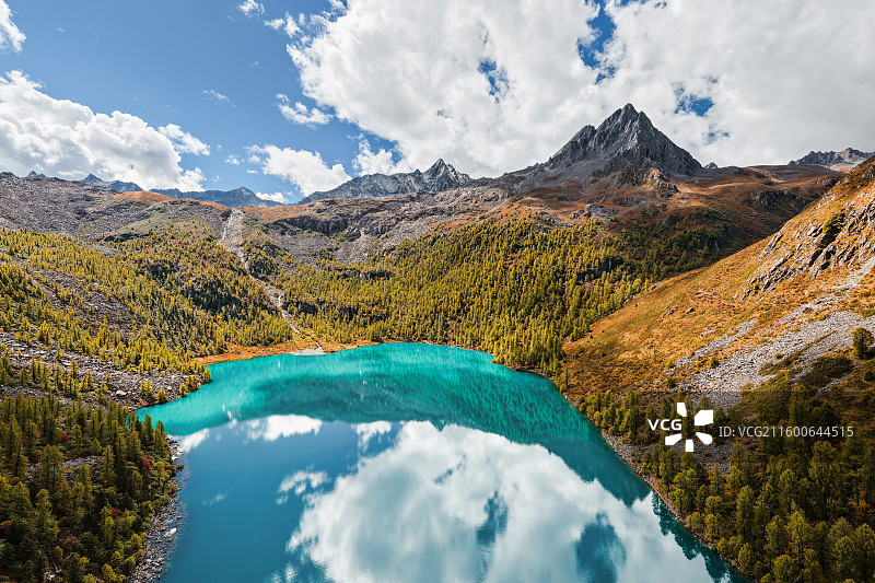 四川丹巴党岭甲依拉措甲玉拉措雪山湖泊海子秋天秋景航拍图片素材