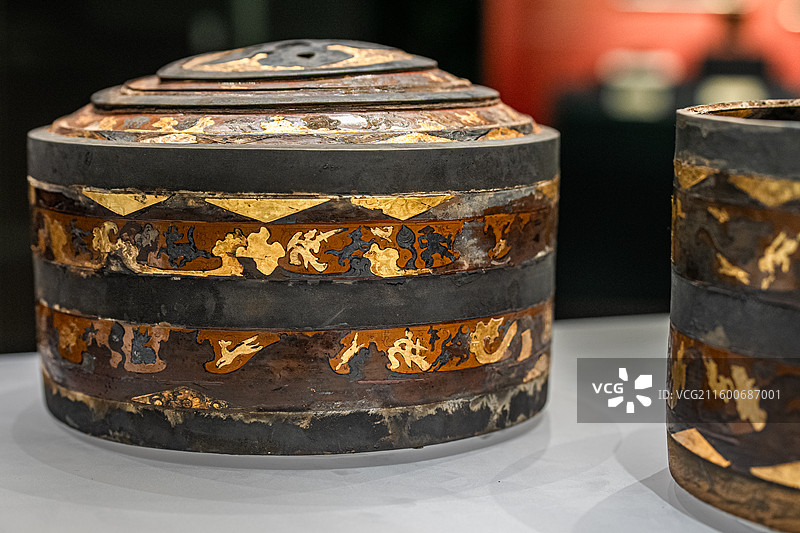 西汉 银釦金银箔贴饰云气鸟兽人物纹漆奁 扬州西湖镇高南组西汉墓出土 扬州市文物考古研究所图片素材