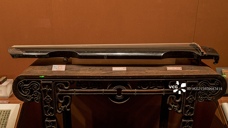 长沙湖南省博物馆陈列文物——左宗棠用七弦琴和曾国藩家用雕花琴案图片素材